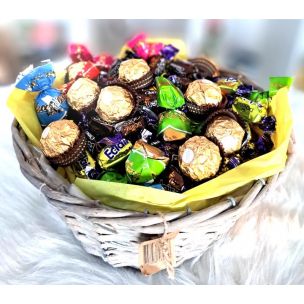 Easter basket with chocolate and marzipan for employees, Easter basket for employees, Easter basket with chocolate and marzipan, Easter basket as gifts, Easter basket for customers, Easter goodies for employees, Easter basket employees, Easter eggs for cu