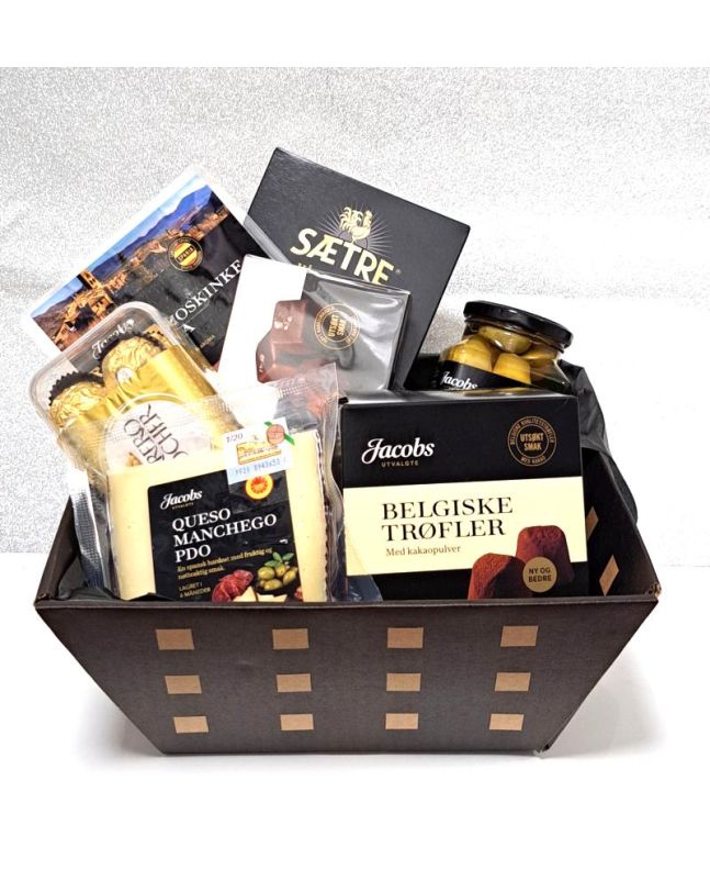 Svart og Gull Bursdagsgave, Inneholder delikate oliven, rik Manchego, saftig Serranoskinke, knasende surdeigkjeks,  belgiske trøfler, forførende karamell med havsalt, deilige Ferrero Rocher.