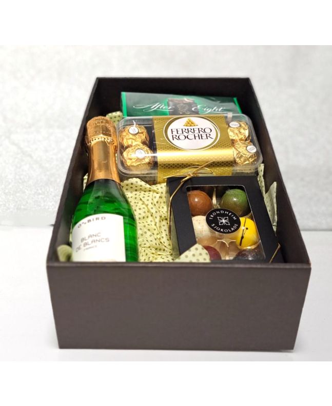 Eksklusiv Gavekurv.
After Eight. 200g
Ferrero Rocher 200g
Håndlagde sjokolade konfekt 6 Biter
Musserende alkoholfri, 200ml
Hvis en vare er utsolgt, finner vi et tilsvarende eller bedre alternativ for deg.
Våre kurver er vakkert pakket inn med ce