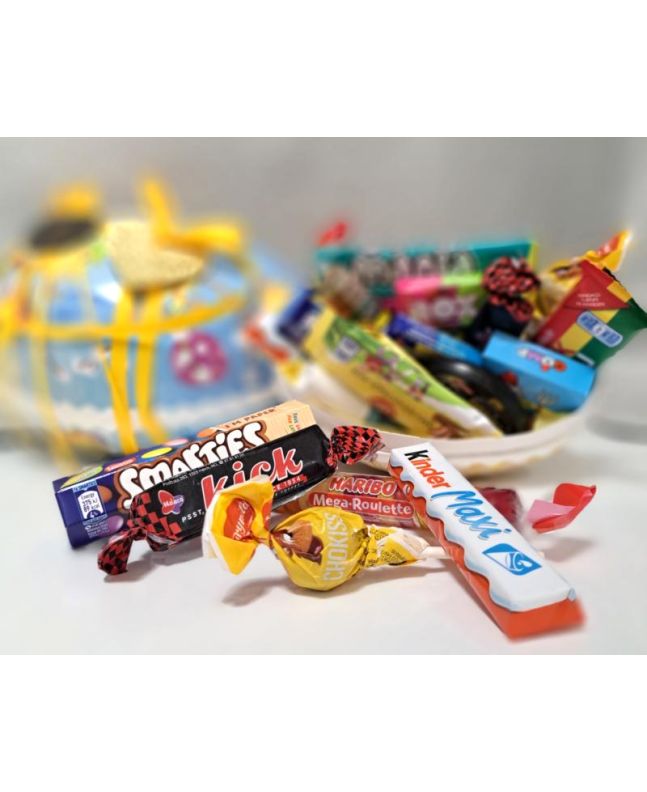 Fargerikt 18cm påskeegg fylt med gourmet søtsaker og snacks, perfekt for påskefeiringen.