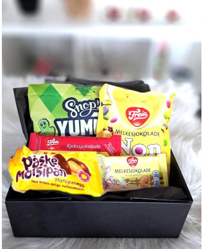 Påskeegg med sjokolade og påskeoverraskelser, inkludert Freia produkter og smakfull Melkesjokolade.