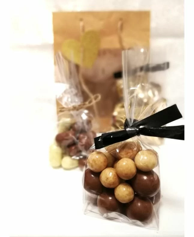 Chocolate Coated and Nuts Delivery Norway. We send the gift all over Norway. Gift Basket to Norway, wine gift basket to Norway, champagne gift baskets to Norway, fruti gift baskets to Norway, father day gift to Norway,  birthday gift basket to Norway, Lic