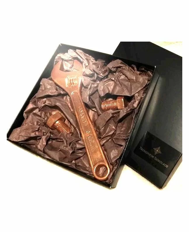 Milk Chocolate candy box as a gift for Father, Gift Basket to Norway, wine gift basket to Norway, champagne gift baskets to Norway, fruti gift baskets to Norway, father day gift to Norway,  birthday gift basket to Norway, Tank you gift basket to Norway, b