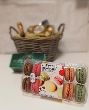 Dilkate gaver og Matgaver på døra.
Makroner Franske. 12stk 144g Jacobs 
After Eight 200g 
Ferrero rocher 200g
Musserende Alkoholfri, 200ml
Melkesjokolade Twist og Karamell 100g

Vi sikrer kvalitet selv ved utsolgt, og Kurven leveres vakkert pakket 