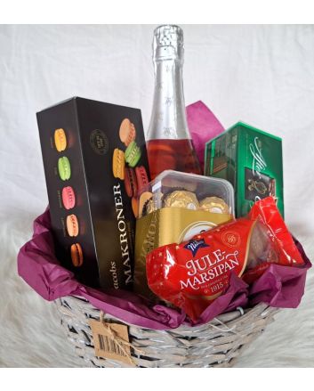 Delikatesse Julegavepakke med Makeroner, Julemarsipan, Ferrero Rocher, After eight og alkoholfri champanje