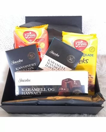 Nærbilde av Freia melkesjokolade kjeks og Daimkjes med karamelldelikatesser som en gavepakke med omsorg inneholdende søtsaker og sjokoladefavoritter.