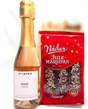 Christmas gift basket Norway, Alcohol-free Christmas gifts Norway, Non-alcoholic holiday gifts Norway, Marzipan Norway, Sparkling drinks Norway, Festive drinks Norway, Christmas treats Norway, Holiday treats Norway, Christmas gifts for adults Norway, Chri