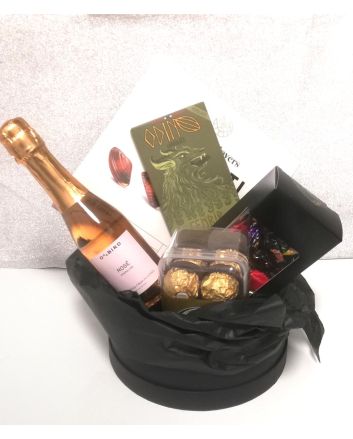 Ferrero Rocher, Twist og Guylian sjokolade og en flaske alkohol-fri flaske i sorgpakken.