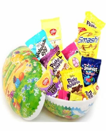Et stort påskeegg, 30 cm, fylt med rundt 15 ulike sjokolader, godteposer og marsipanposer.