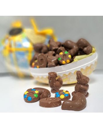 Bildet viser et åpent påskeegg fylt med løsvektmarsipan og sjokolade.