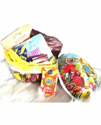 Bildet viser et 15 cm stort påskeegg fylt med et variert utvalg sukkerfrie produkter.