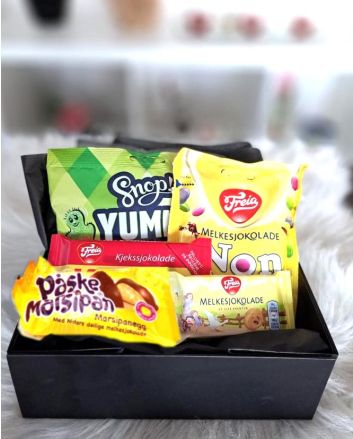 Påskeegg med sjokolade og påskeoverraskelser, inkludert Freia produkter og smakfull Melkesjokolade.