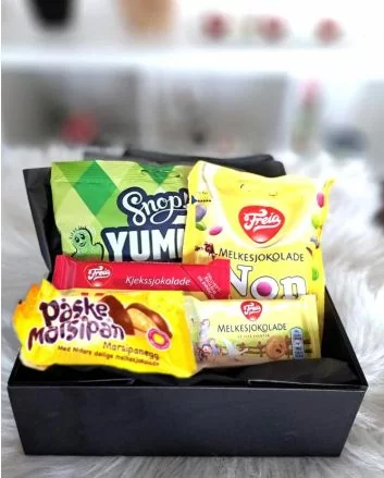 Påskeegg med sjokolade og påskeoverraskelser, inkludert Freia produkter og smakfull Melkesjokolade.