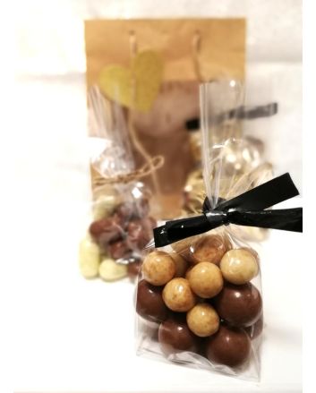 Chocolate Coated and Nuts Delivery Norway. We send the gift all over Norway. Gift Basket to Norway, wine gift basket to Norway, champagne gift baskets to Norway, fruti gift baskets to Norway, father day gift to Norway,  birthday gift basket to Norway, Lic