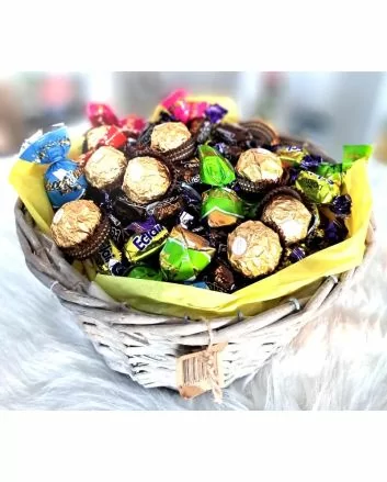 Easter basket with chocolate and marzipan for employees, Easter basket for employees, Easter basket with chocolate and marzipan, Easter basket as gifts, Easter basket for customers, Easter goodies for employees, Easter basket employees, Easter eggs for cu