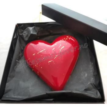 Hjerteformet sjokolade spesielt til valentine leveres på døra.